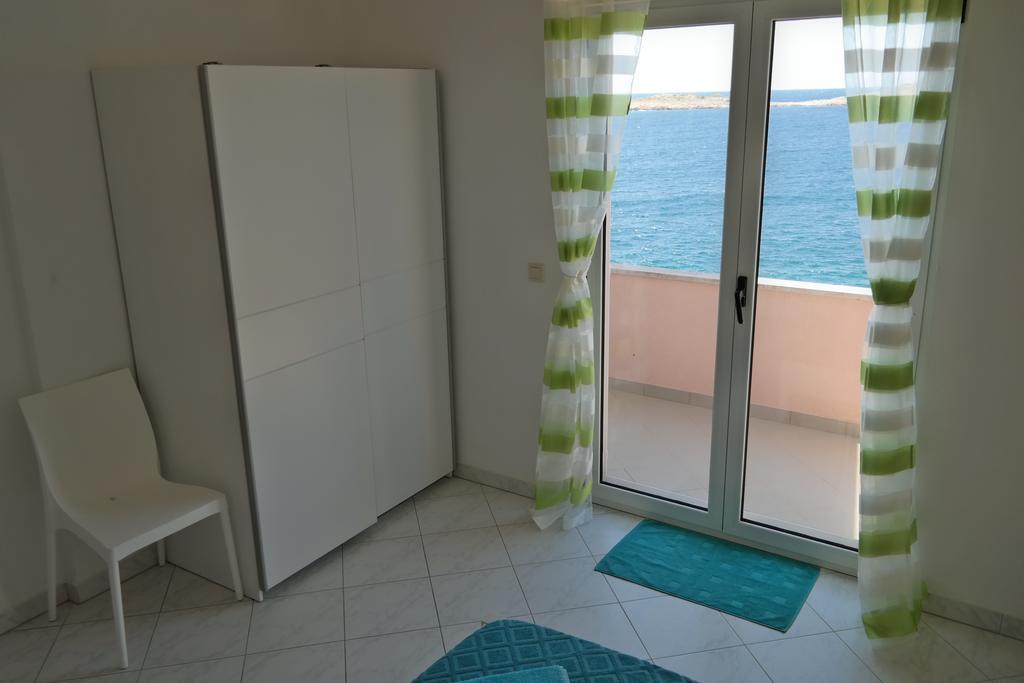 Direkt Am Meer-Apartments Puntaplanka Rogoznica  Exterior foto